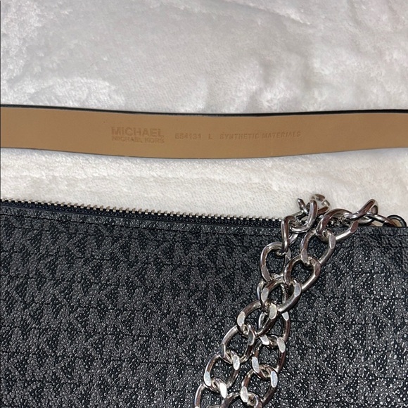 MICHAEL Michael Kors Black Crossbody Bag with Sleek Design - Picture 3 of 8